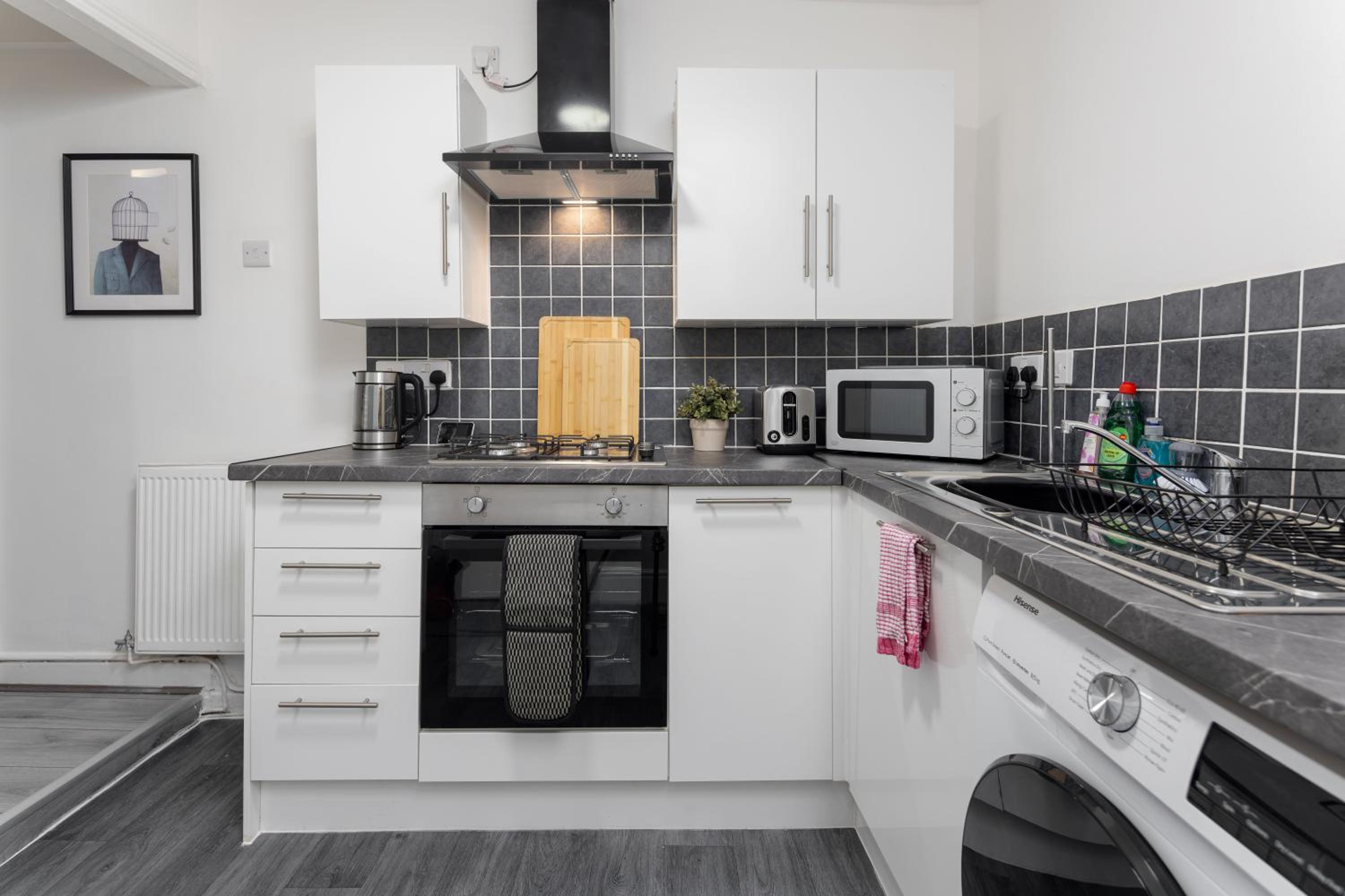 Saxony House - Sleeps 8 - 4BR - Parking