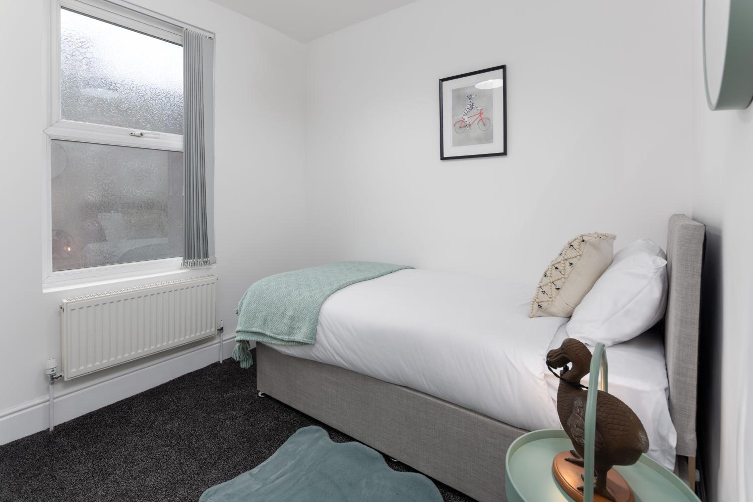 Saxony House - Sleeps 8 - 4BR - Parking