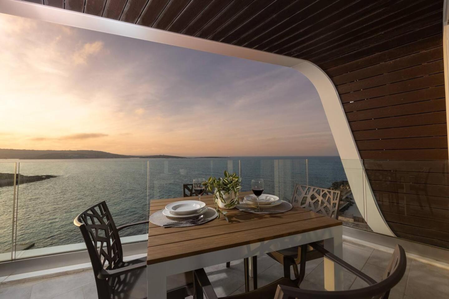 Ivory Suite seafront with views!- Fl 8 by Homely photo 4