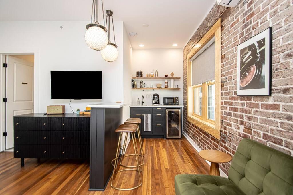 King Bed Stylish Studio in Heart of Downtown Room # 200 view 3