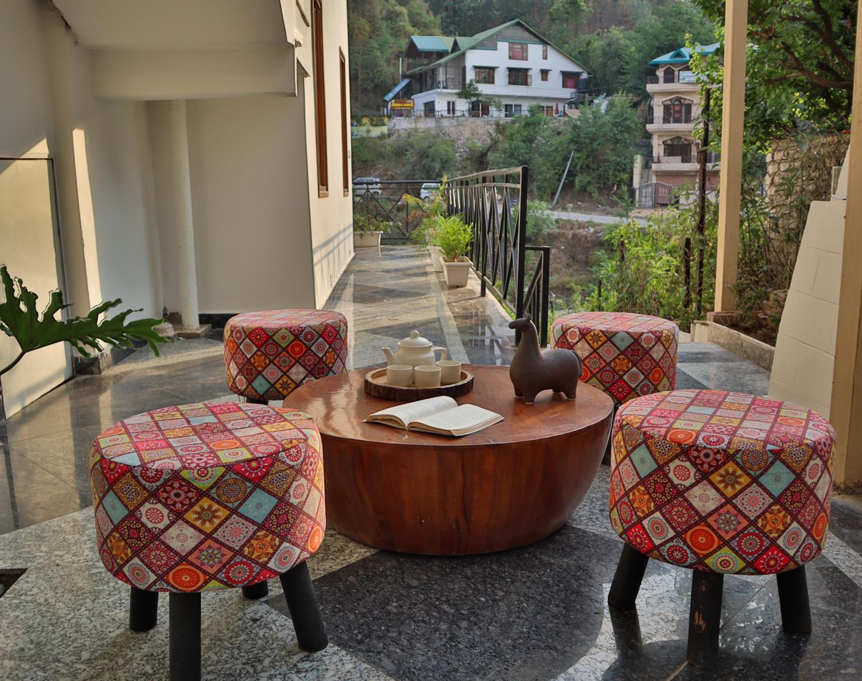 ALAYA Stays Dreamland Regal 3BHK Apartment in Kasauli view 3