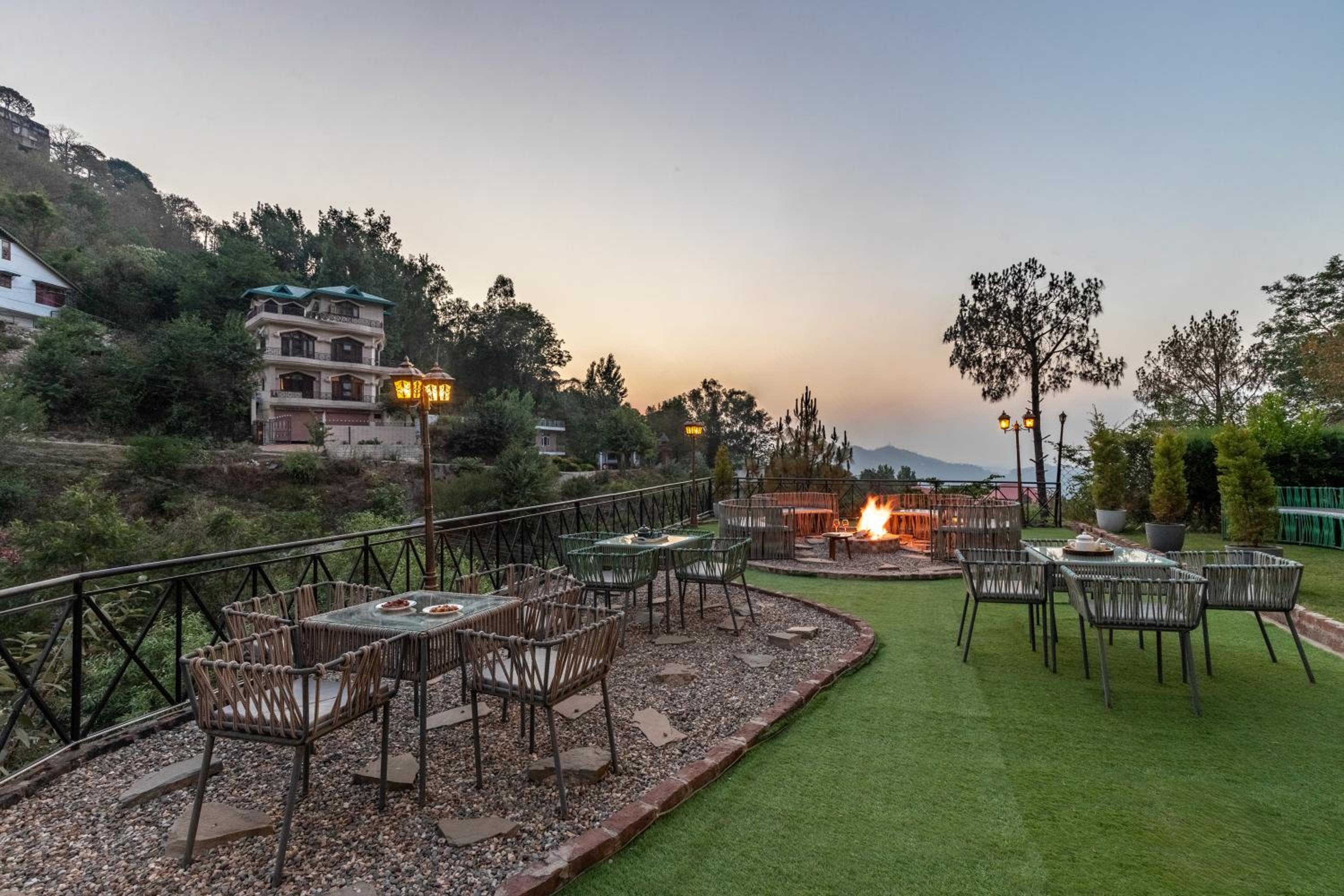 ALAYA Stays Dreamland Grace 3BHK Apartment in Kasauli