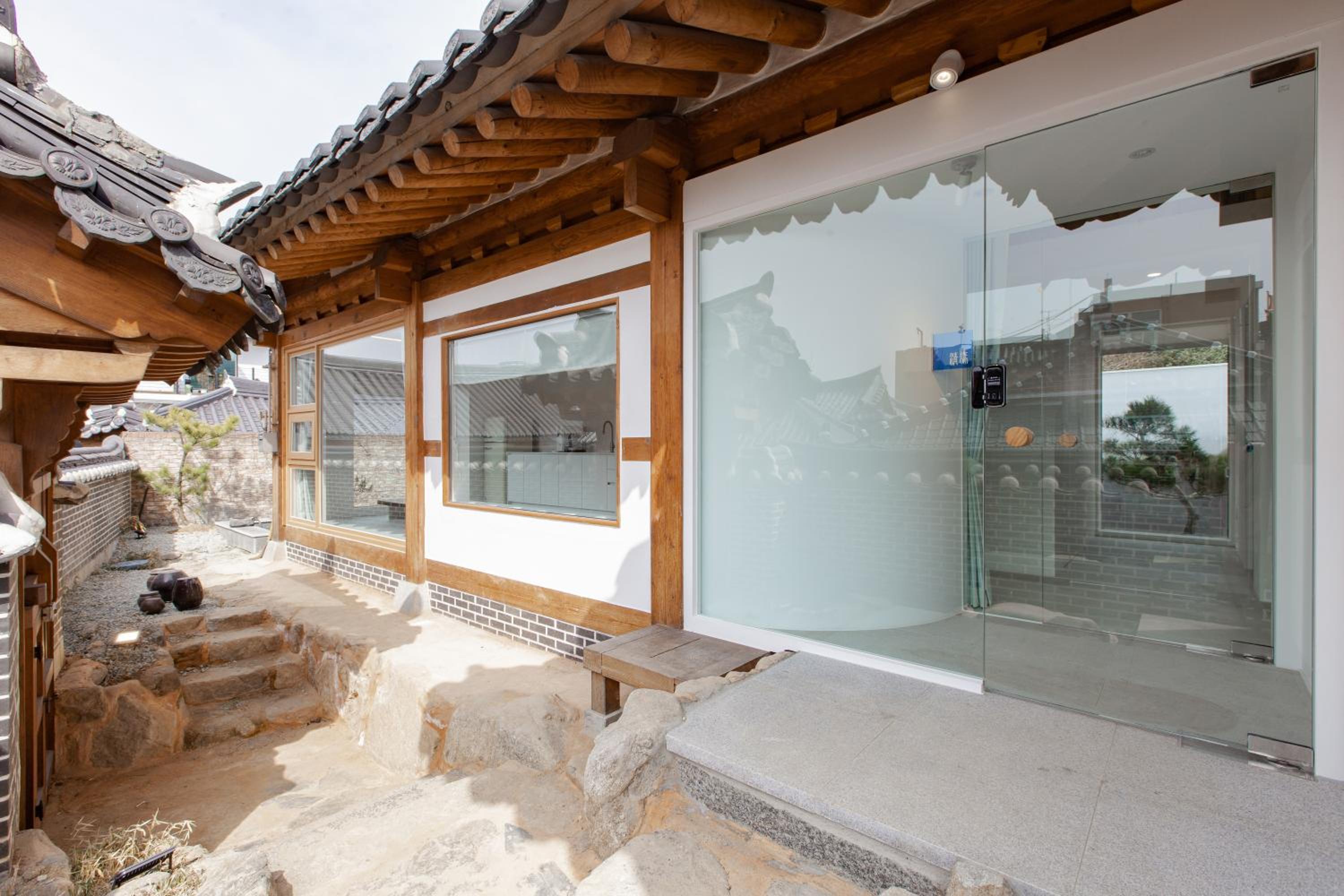 Cheong-yeon, the Korean traditional house Hanok in Jeonju Hanok Village