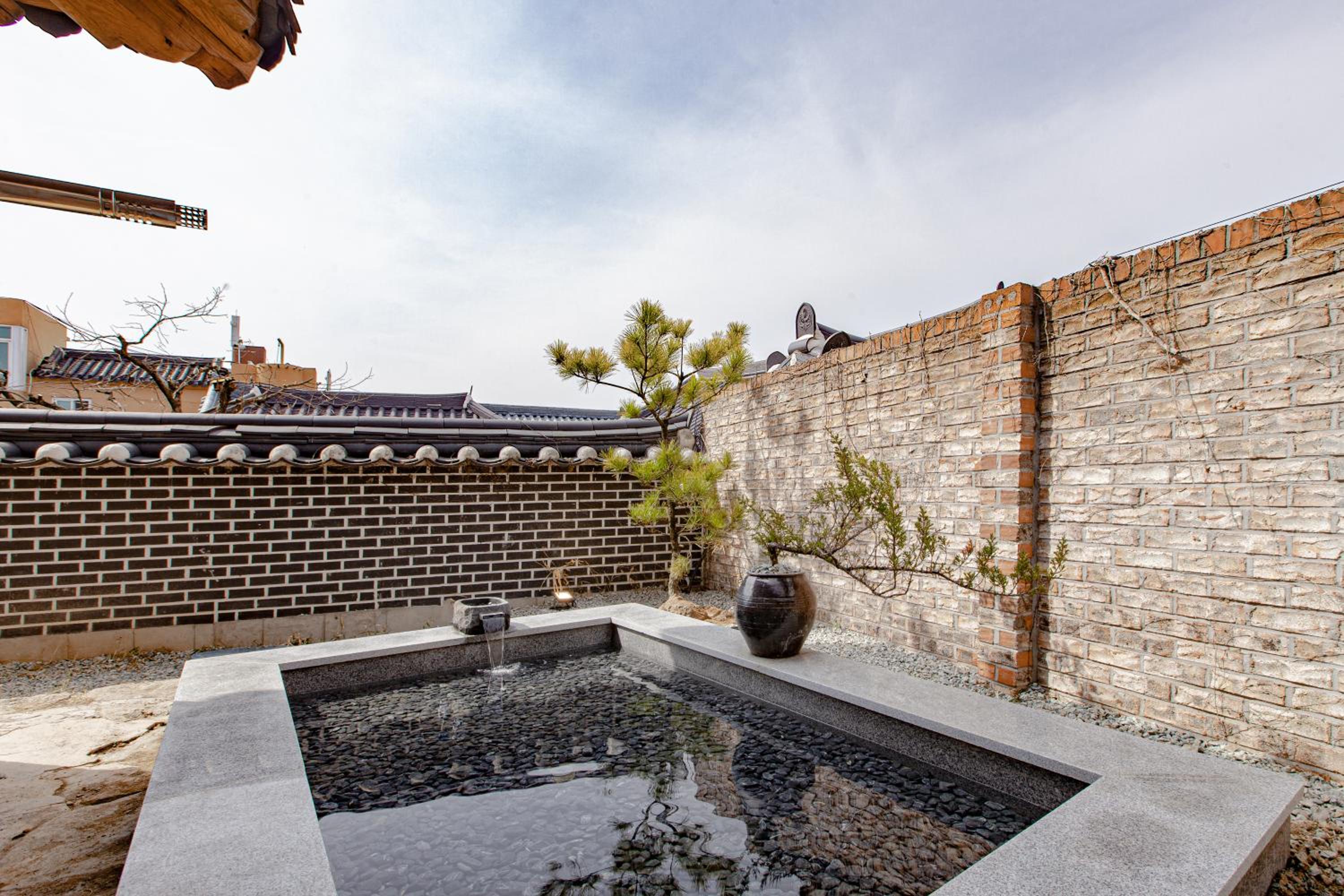 Cheong-yeon, the Korean traditional house Hanok in Jeonju Hanok Village