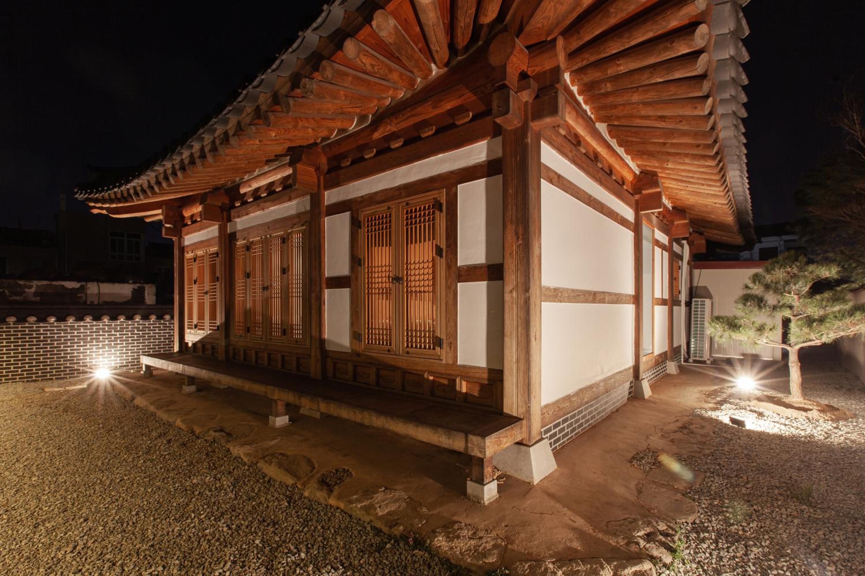 Cheong-yeon, the Korean traditional house Hanok in Jeonju Hanok Village