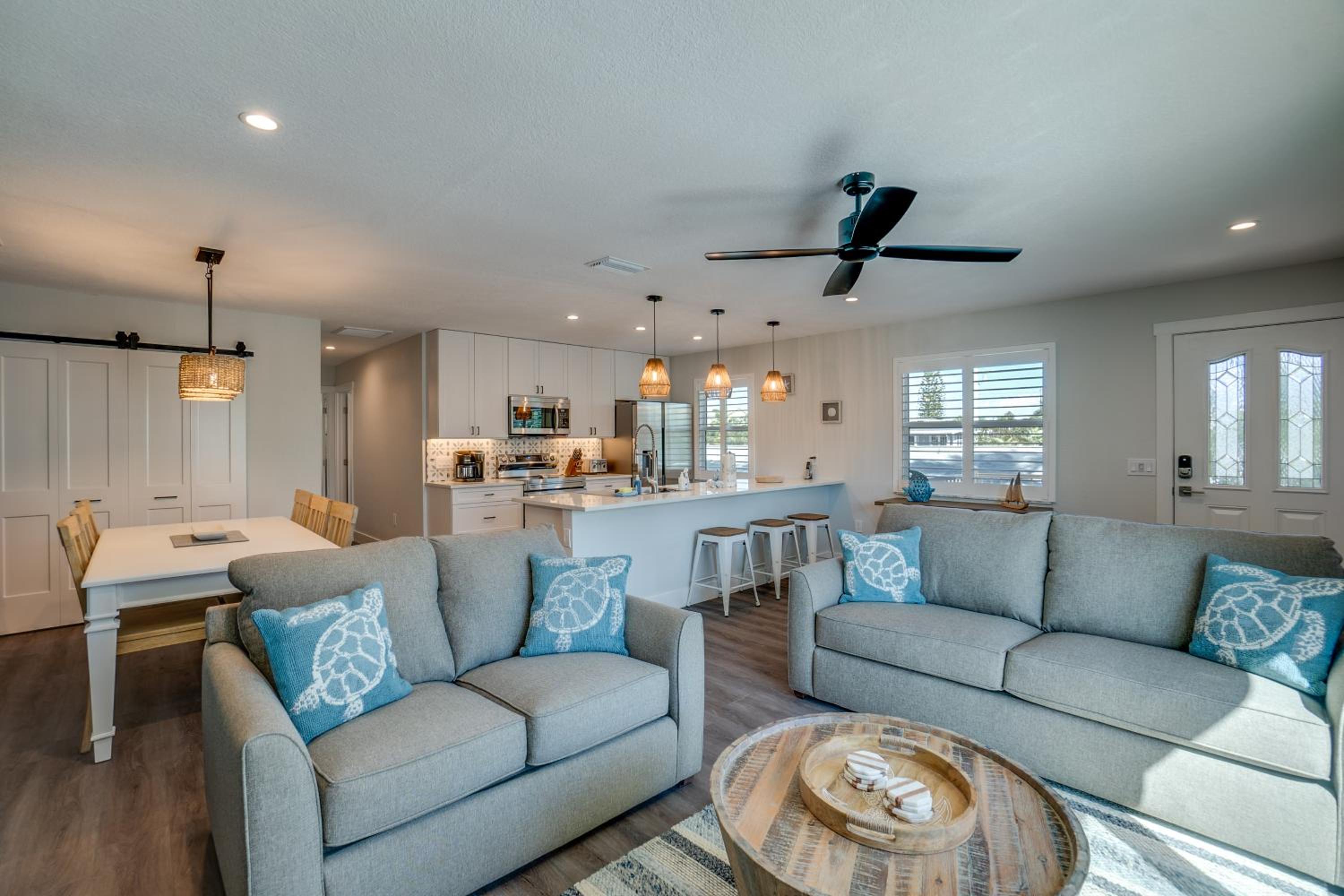 Come relax in Paradise Found under the palms with private pool & spa view 4