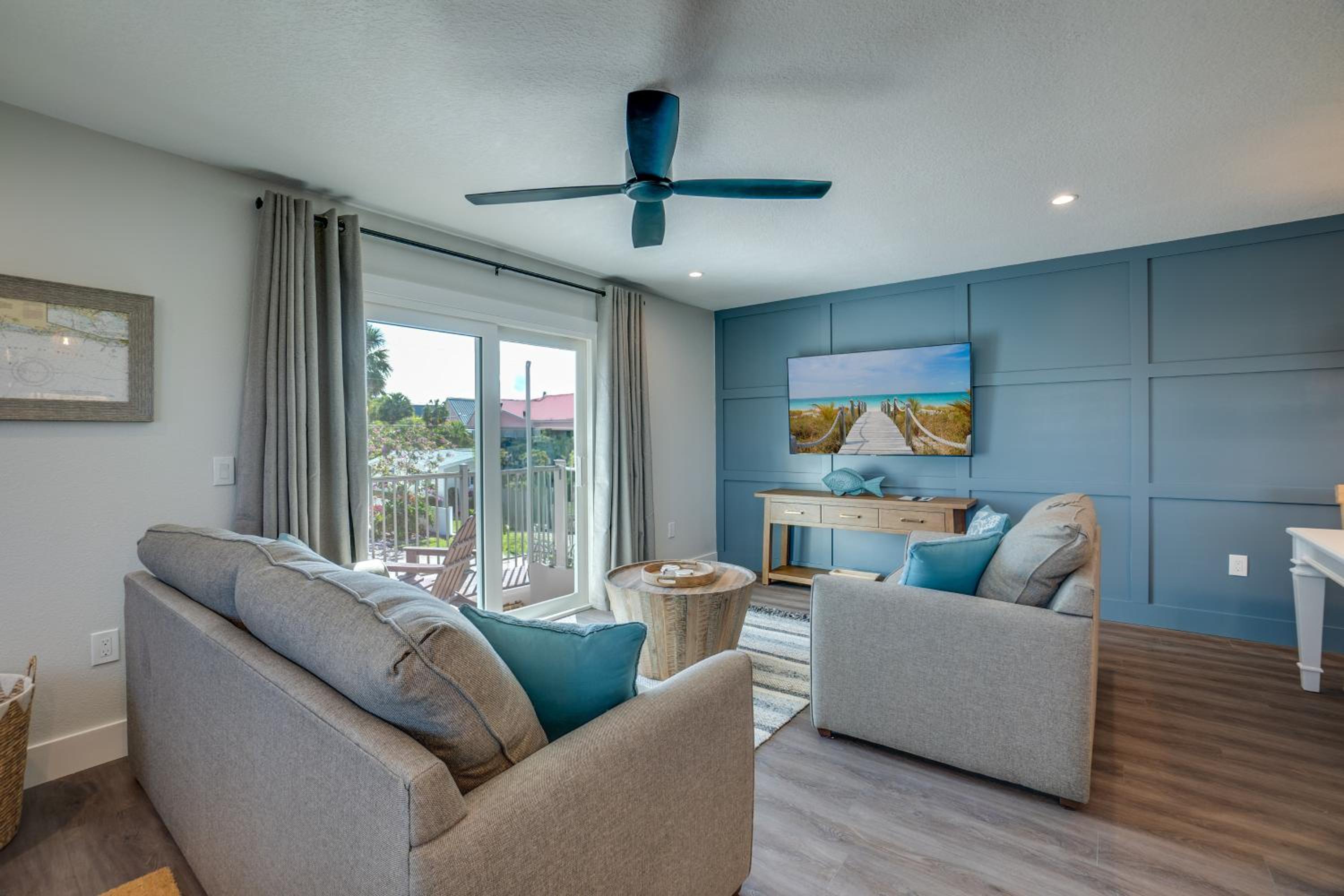 Come relax in Paradise Found under the palms with private pool & spa view 5