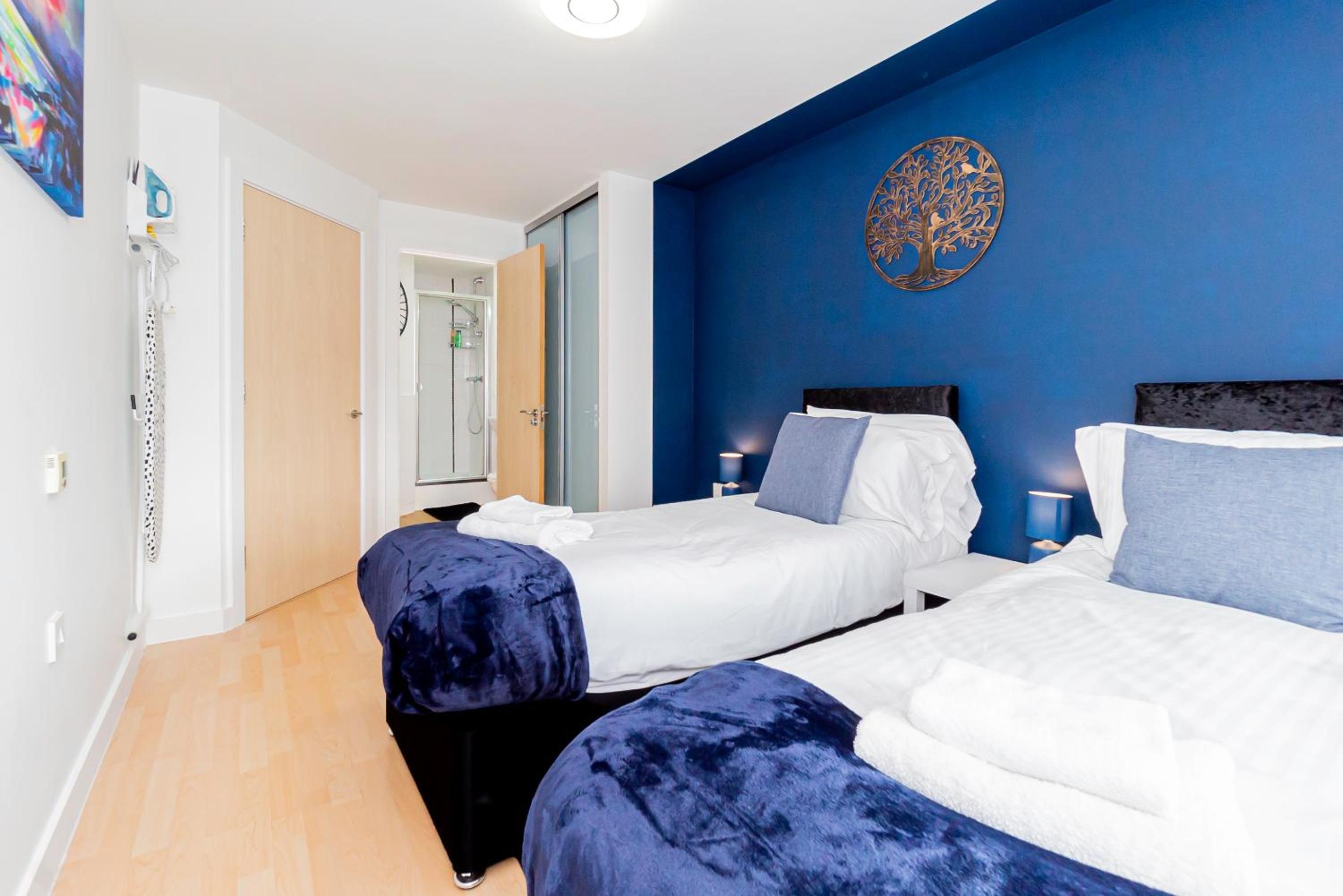 Contractors 4 Beds 2 Bathrooms Short Say Parking view 4