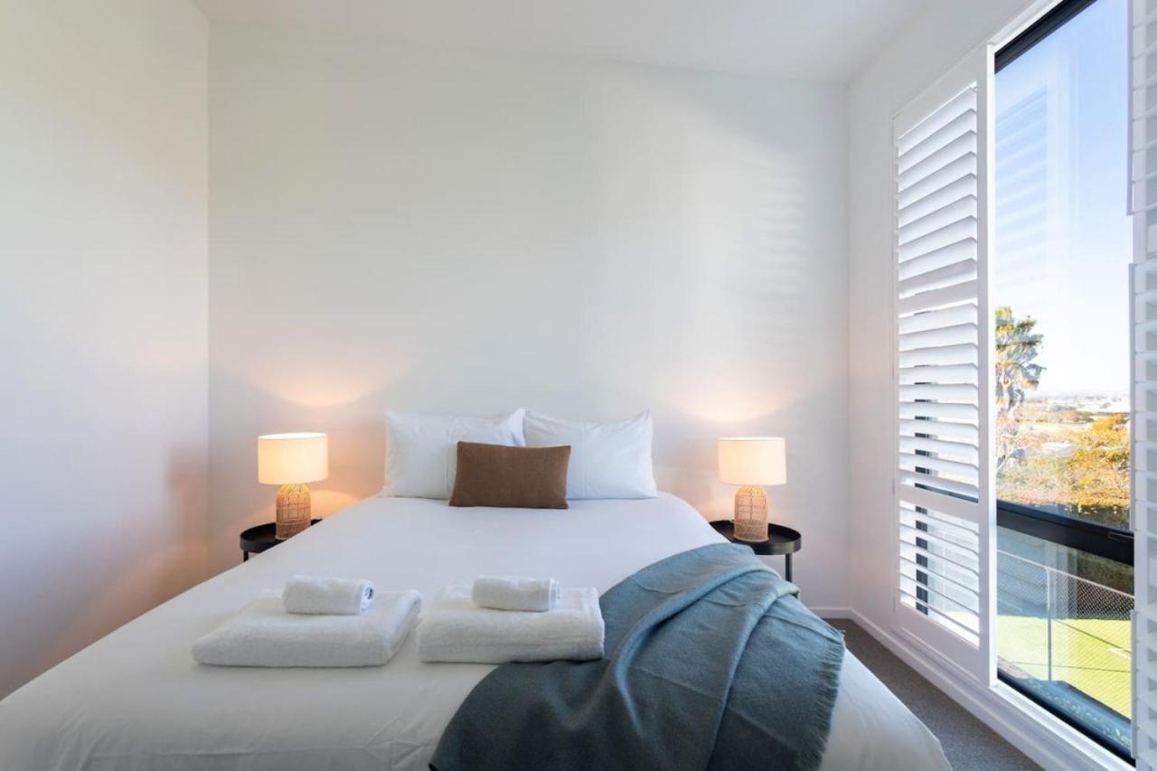 St Vincent Charmer - Stylish Townhouse w CarPark view 2