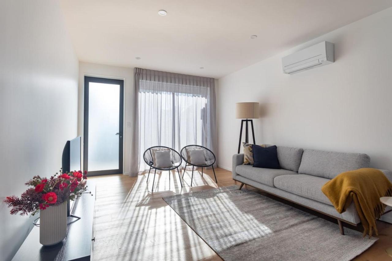 St Vincent Charmer - Stylish Townhouse w CarPark view 5