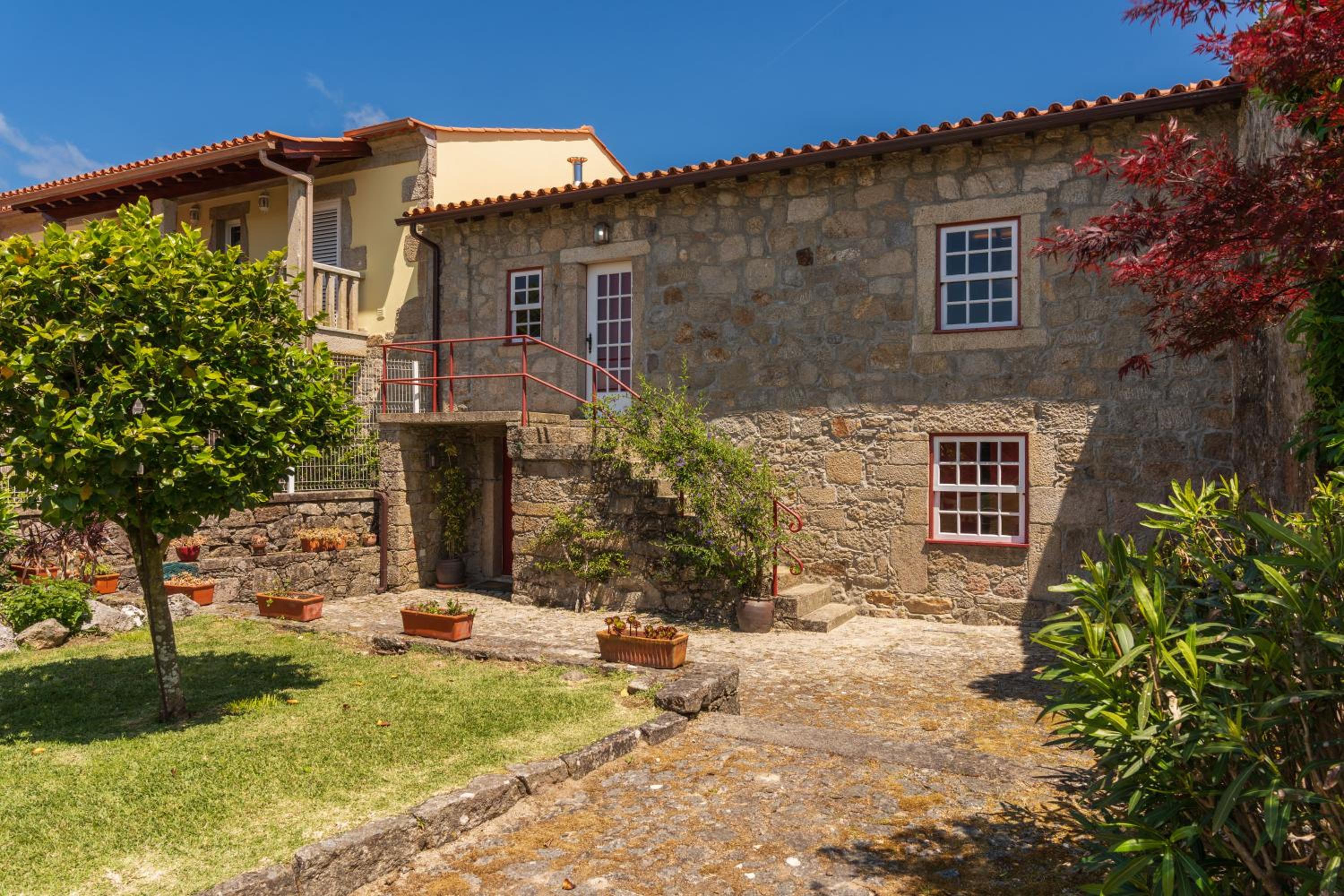 Host Wise - Rustic House with Pool and Garden