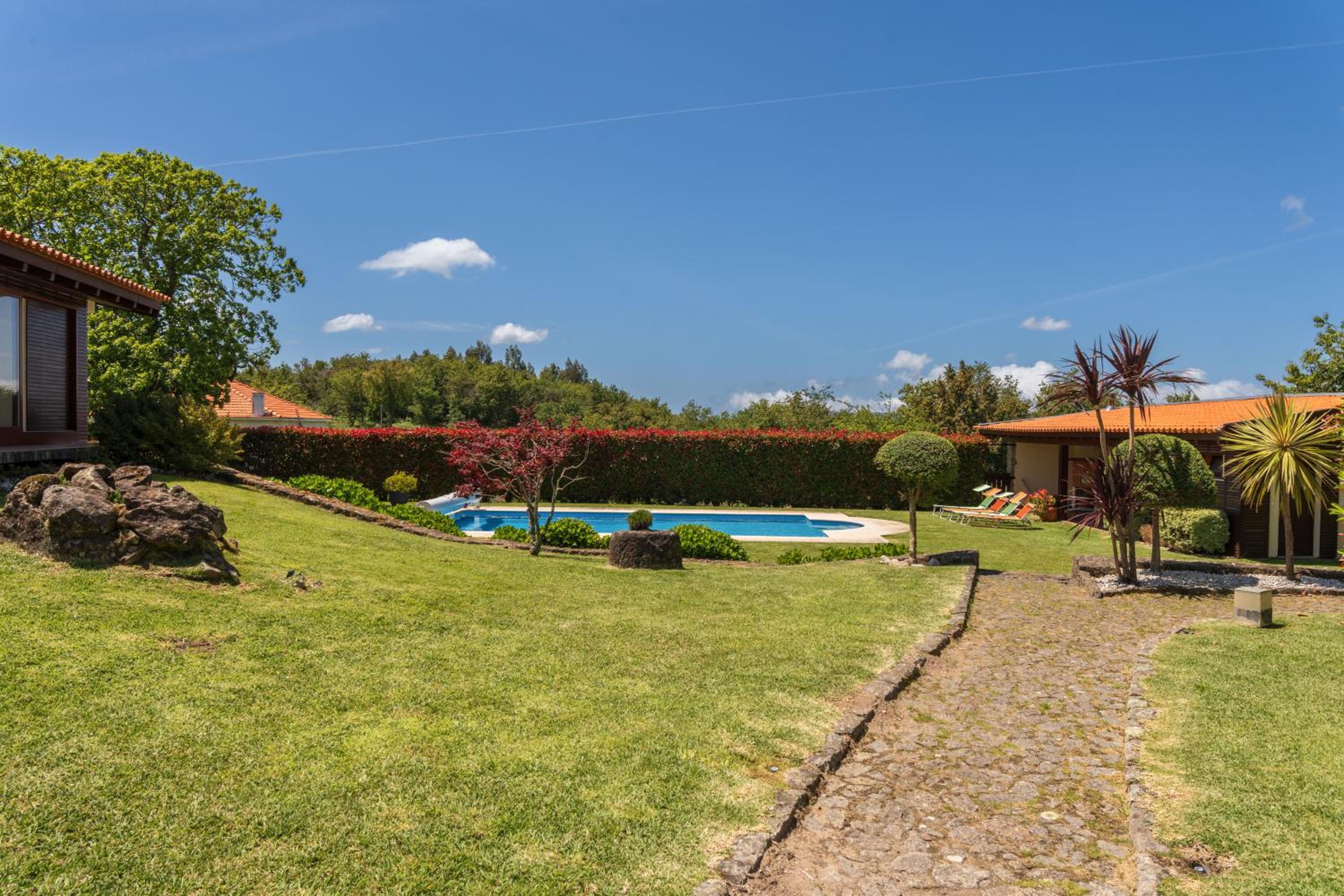 Host Wise - Rustic House with Pool and Garden