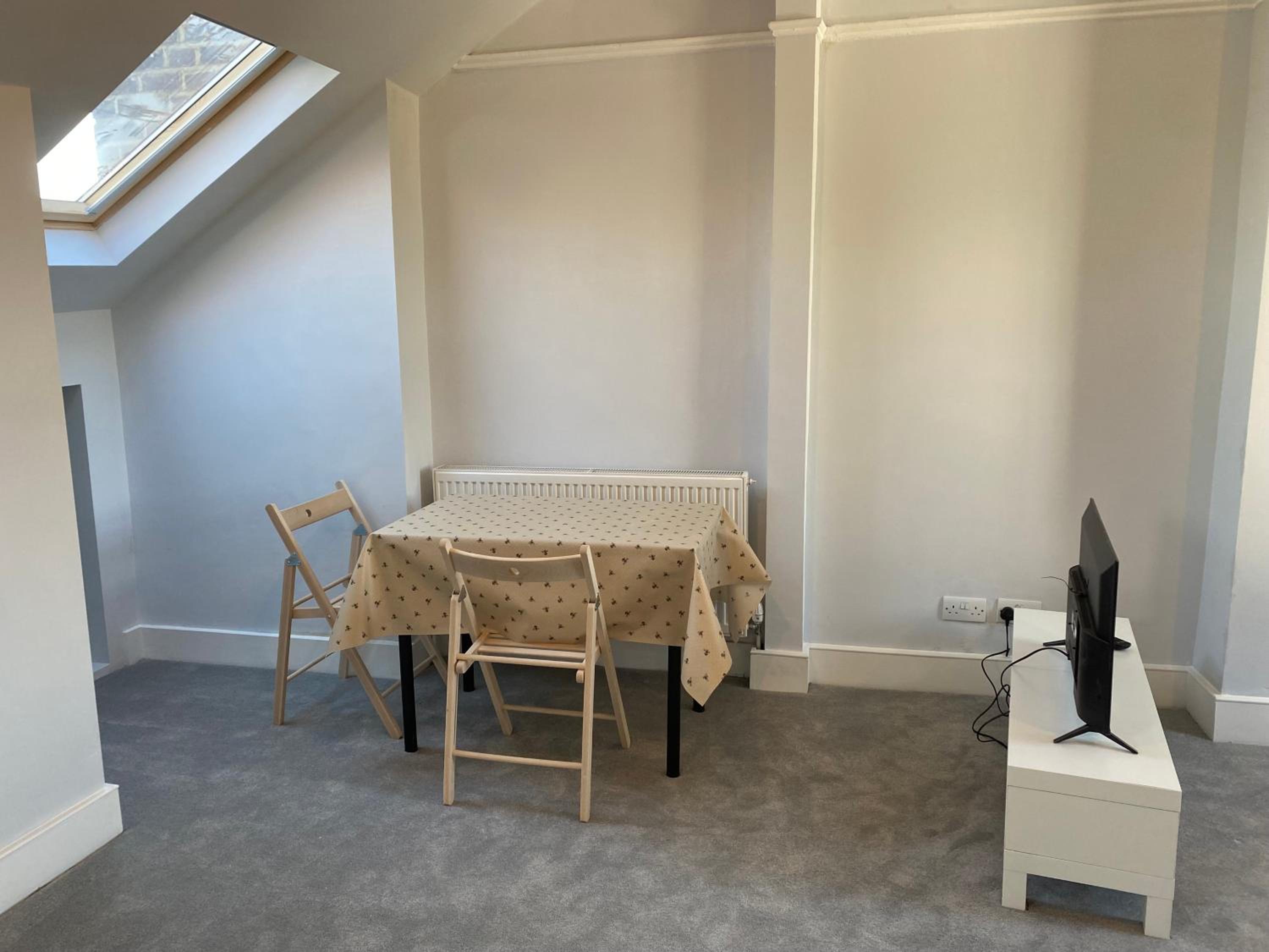 Croydon Victorian 1-Bed Penthouse Sleeps 2