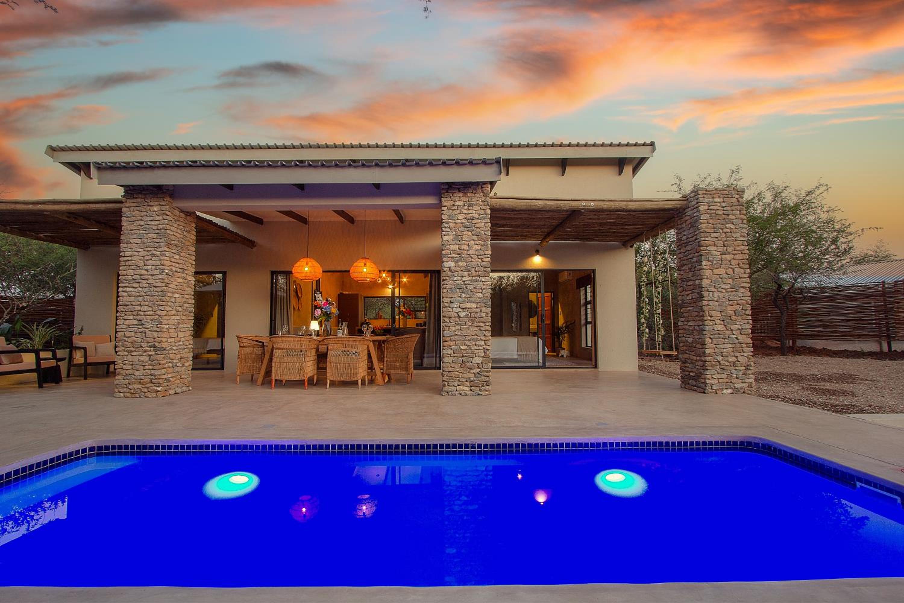 The Duchess Luxury Safari Villa, Close to KNP, Giraffe-Feeding-Tower, Bush-Bath, Boma