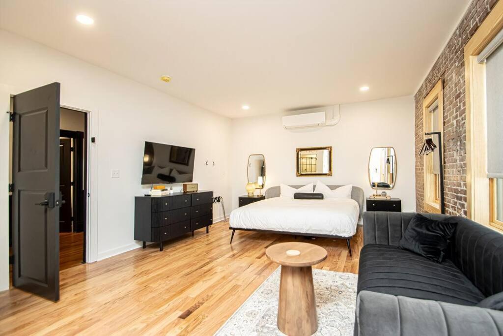 Historic Downtown Studio, Steps to Bathhouse Row, Room # 203 view 2