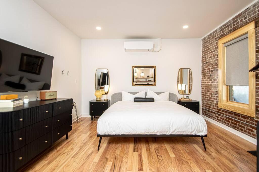 Historic Downtown Studio, Steps to Bathhouse Row, Room # 203 view 4