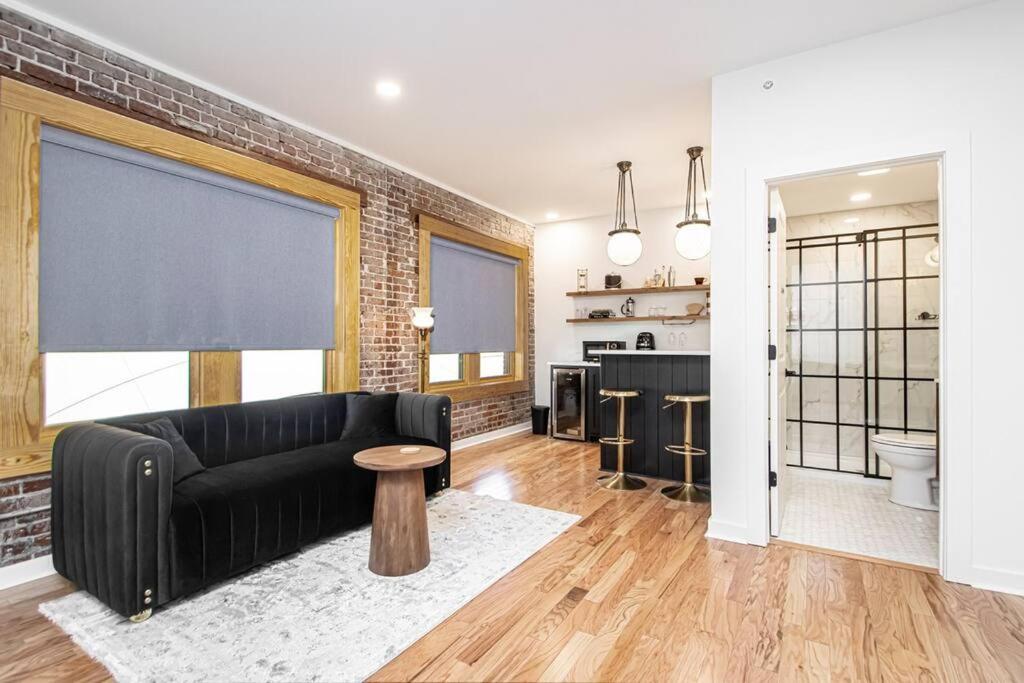 Historic Downtown Studio, Steps to Bathhouse Row, Room # 203 view 5