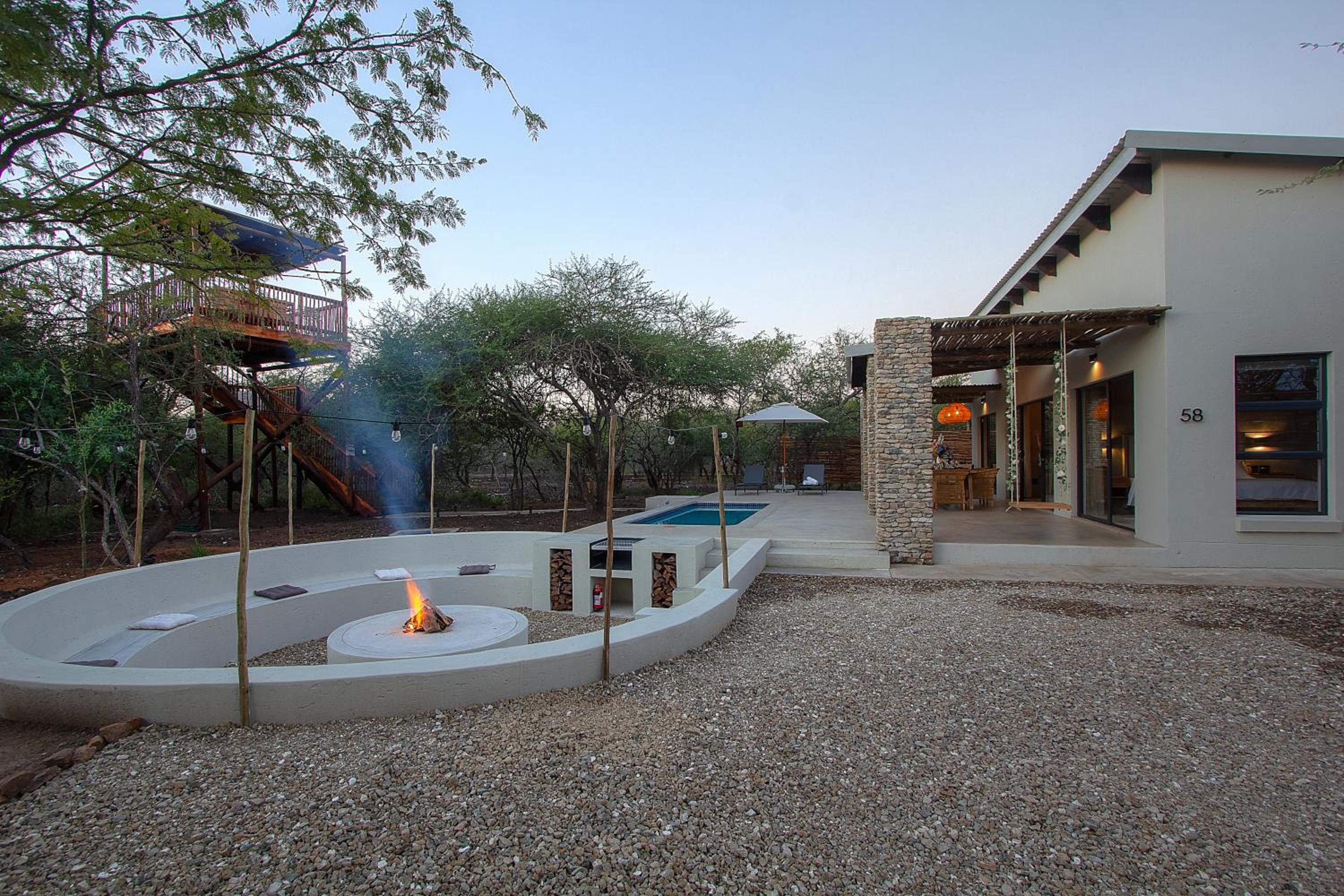 The Duchess Luxury Safari Villa, Close to KNP, Giraffe-Feeding-Tower, Bush-Bath, Boma