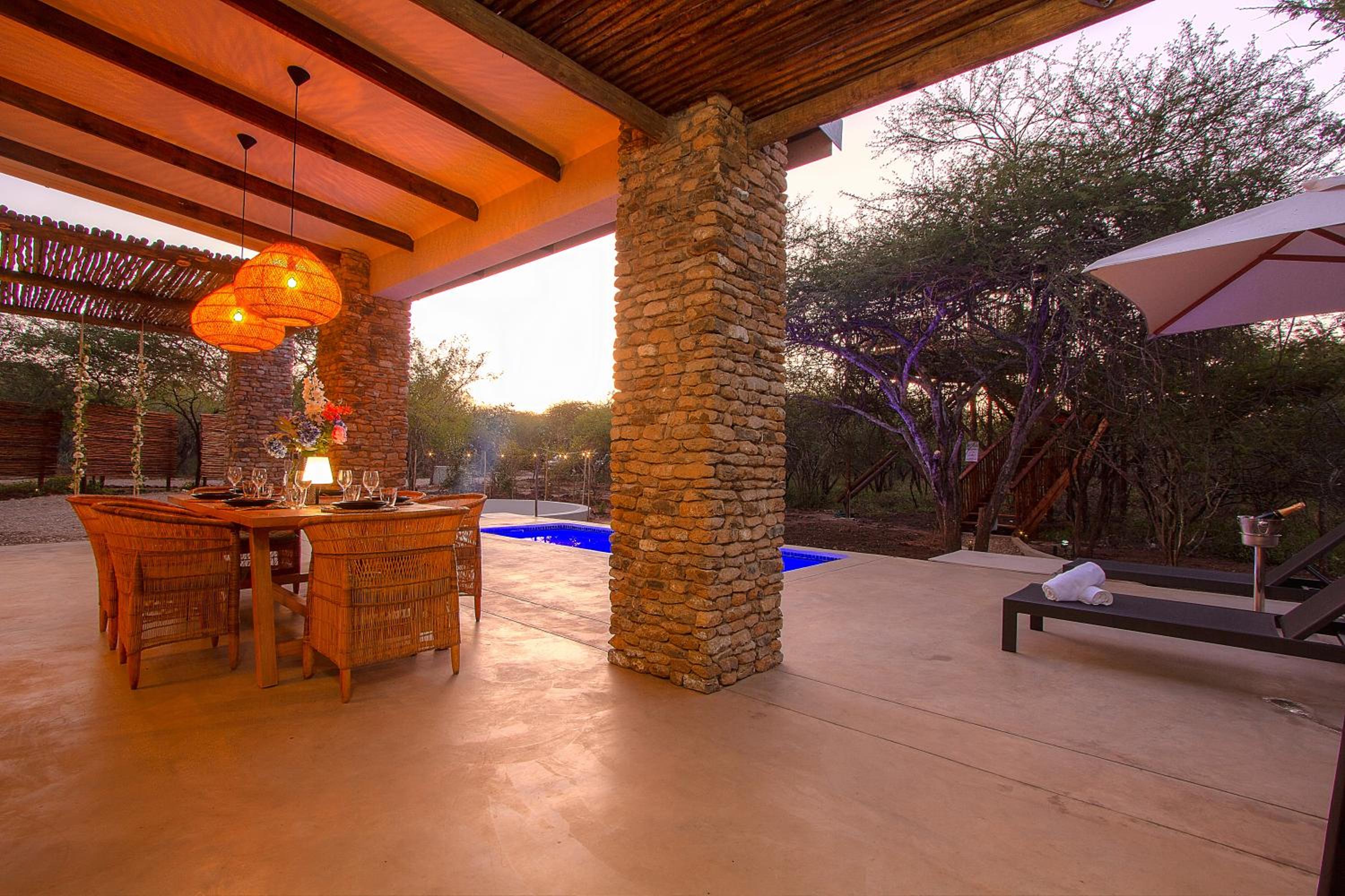 The Duchess Luxury Safari Villa, Close to KNP, Giraffe-Feeding-Tower, Bush-Bath, Boma
