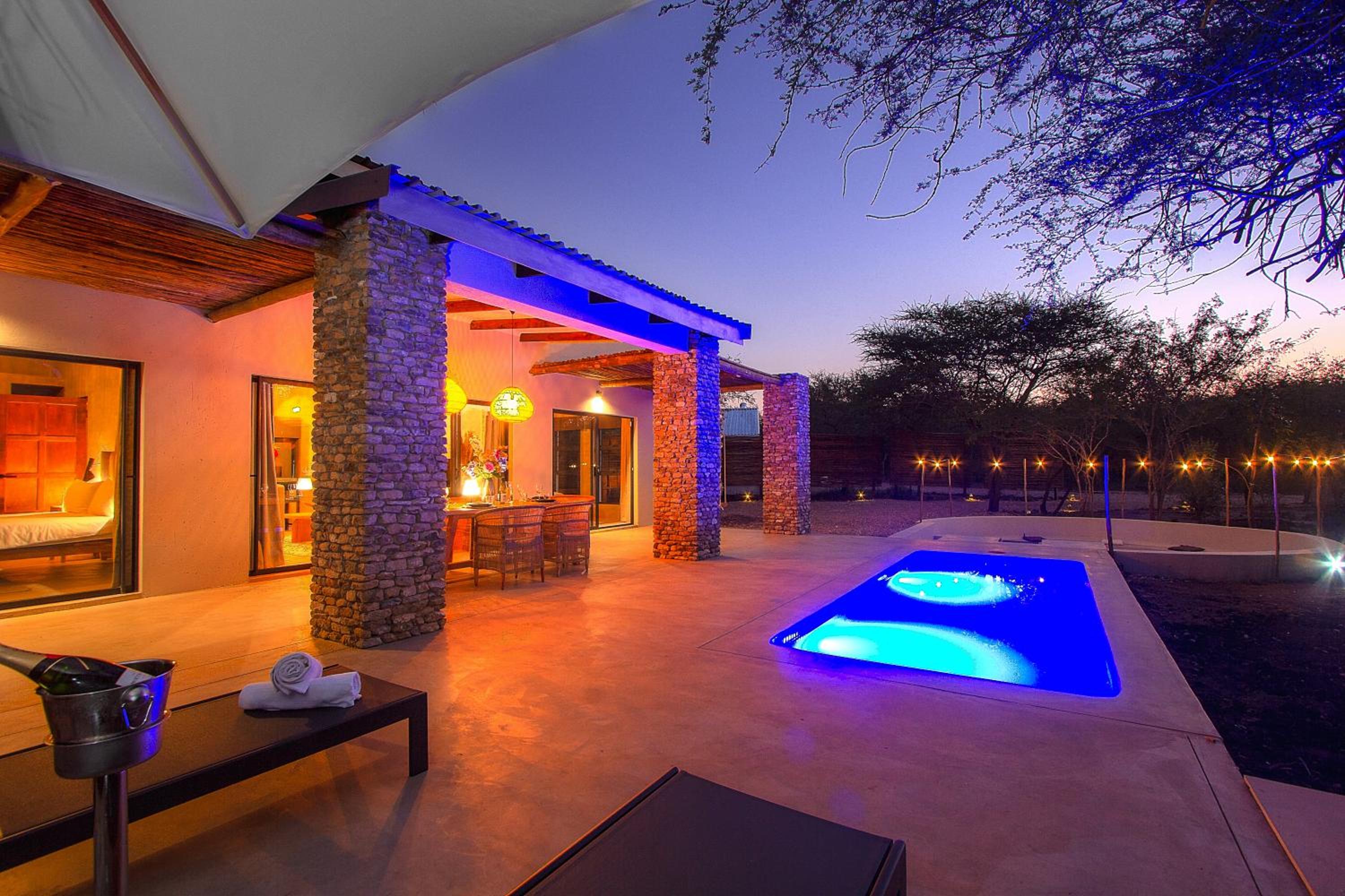 The Duchess Luxury Safari Villa, Close to KNP, Giraffe-Feeding-Tower, Bush-Bath, Boma