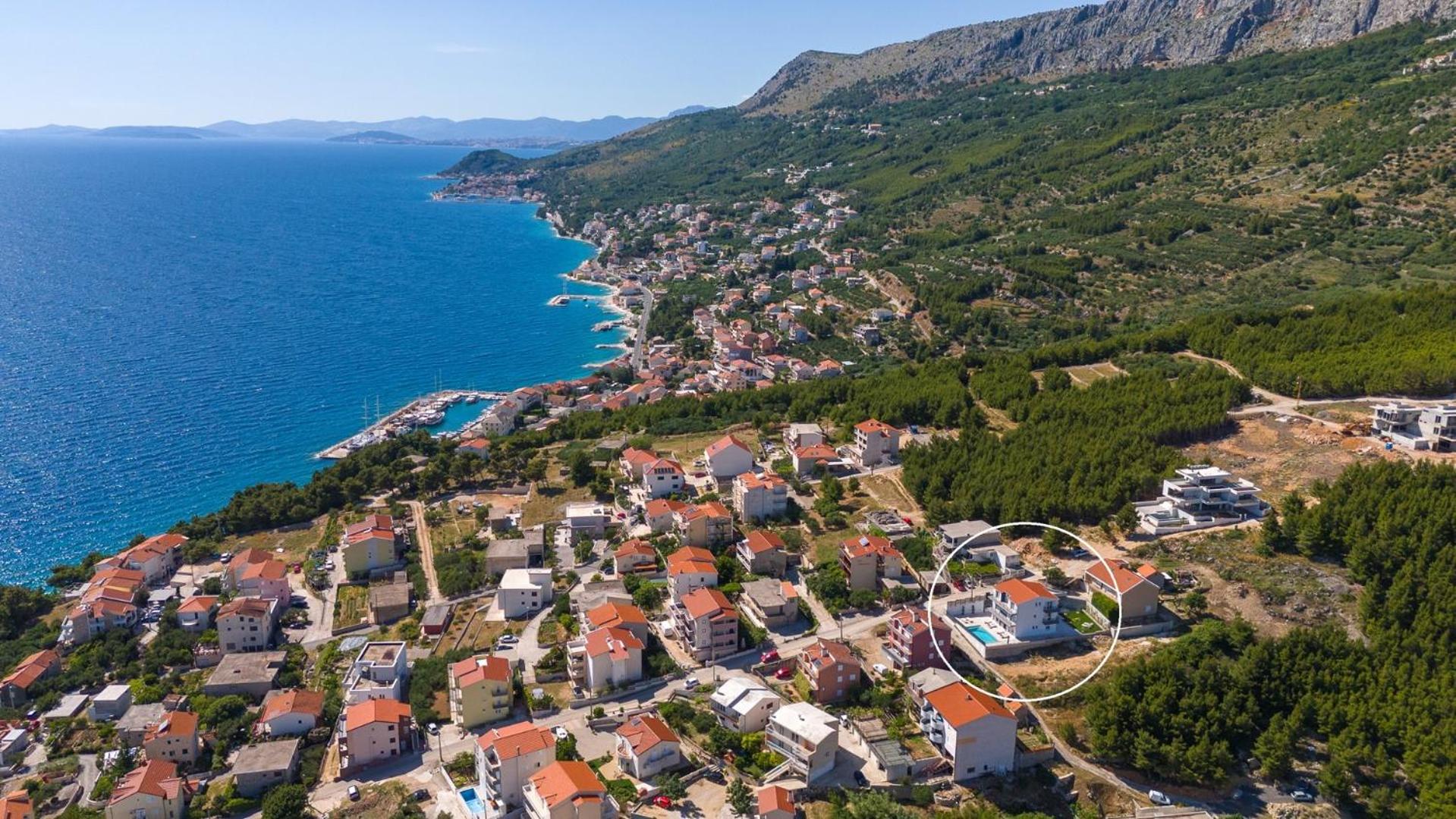 Luxurious 7-Bedroom Villa MI with Private Pool, 500m from the Beach
