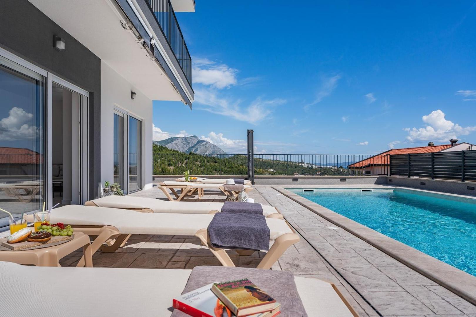 Luxurious 7-Bedroom Villa MI with Private Pool, 500m from the Beach