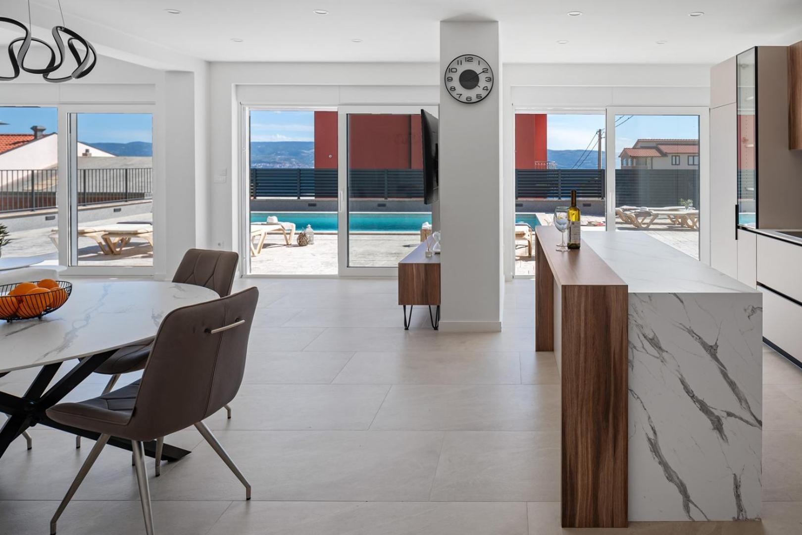 Luxurious 7-Bedroom Villa MI with Private Pool, 500m from the Beach