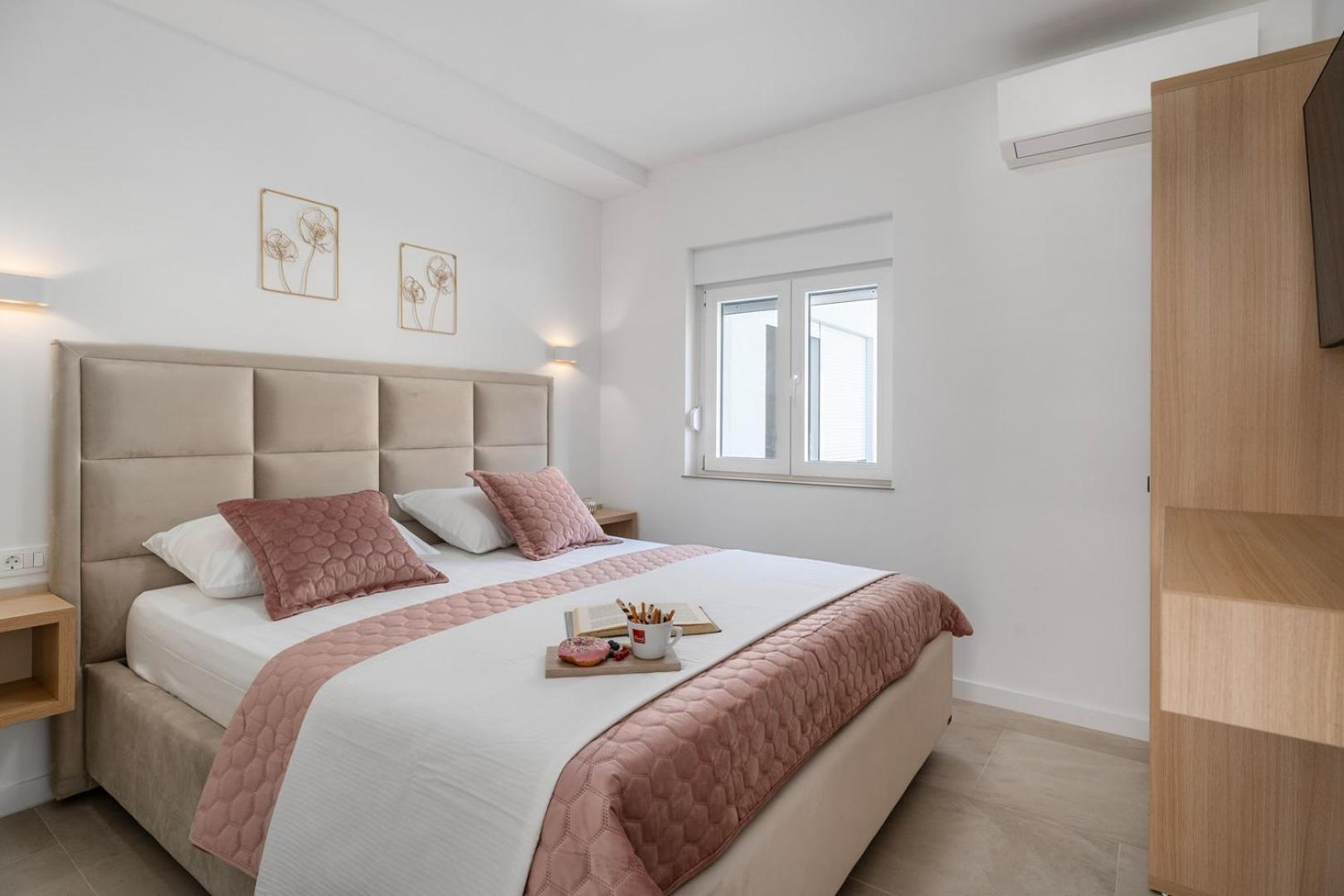 Luxurious 7-Bedroom Villa MI with Private Pool, 500m from the Beach