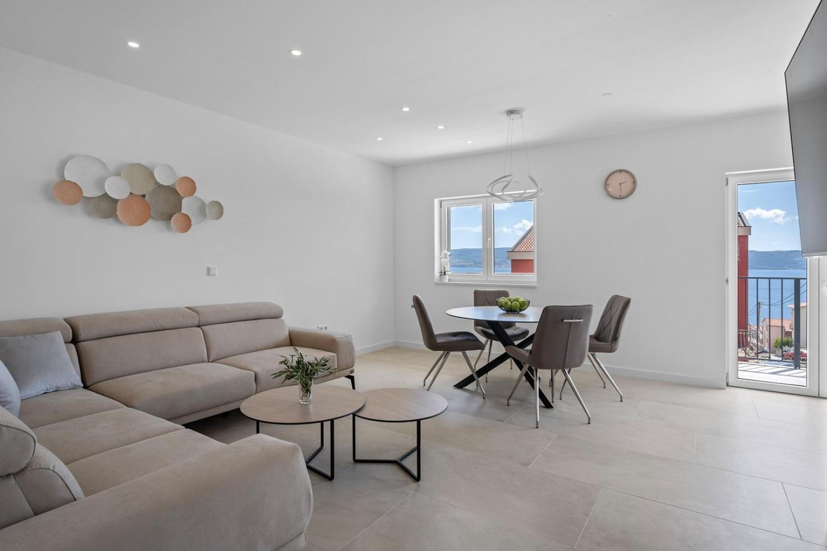 Luxurious 7-Bedroom Villa MI with Private Pool, 500m from the Beach