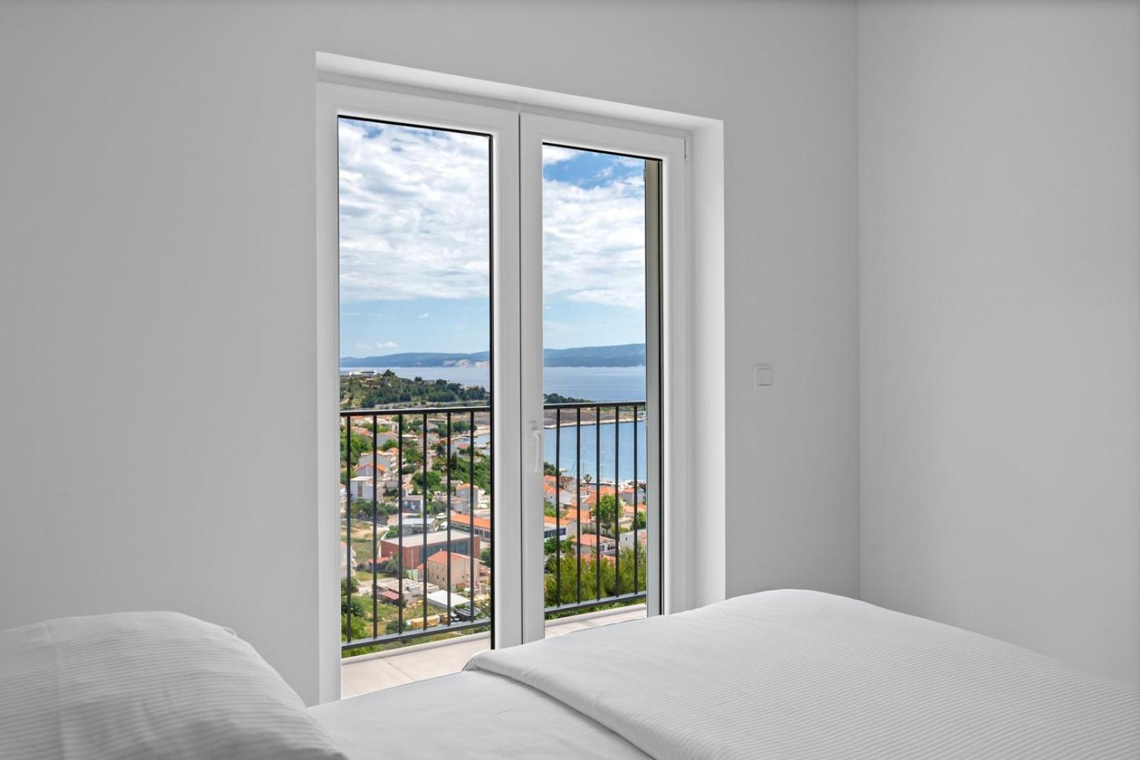 Luxurious 7-Bedroom Villa MI with Private Pool, 500m from the Beach