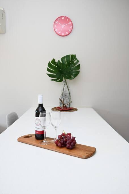 Mawson Red - Free Pool access -Onsite Parking-Netflix-5 mins to Mawson Interchange
