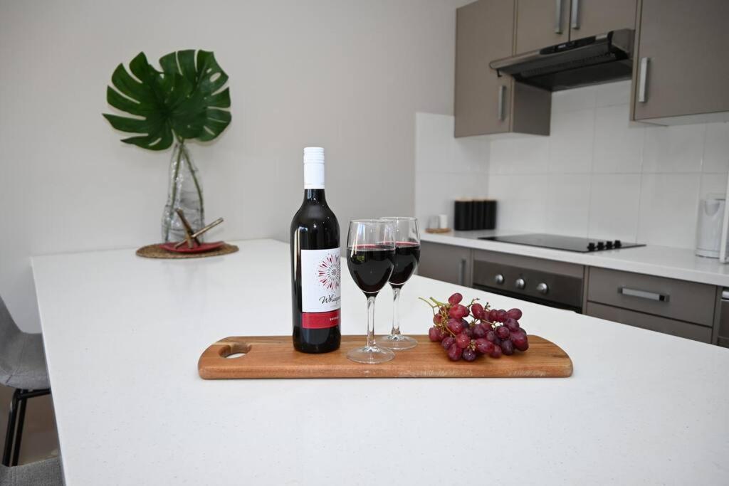 Mawson Red - Free Pool access -Onsite Parking-Netflix-5 mins to Mawson Interchange