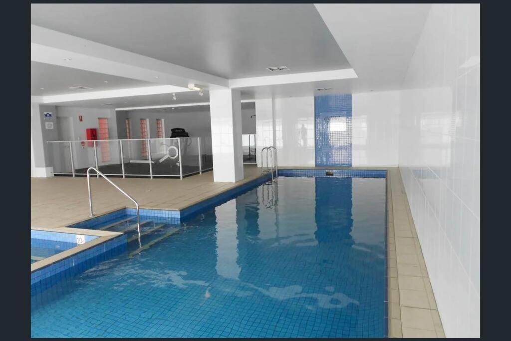Mawson Red - Free Pool access -Onsite Parking-Netflix-5 mins to Mawson Interchange