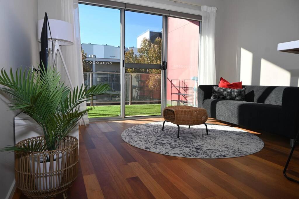 Mawson Red - Free Pool access -Onsite Parking-Netflix-5 mins to Mawson Interchange