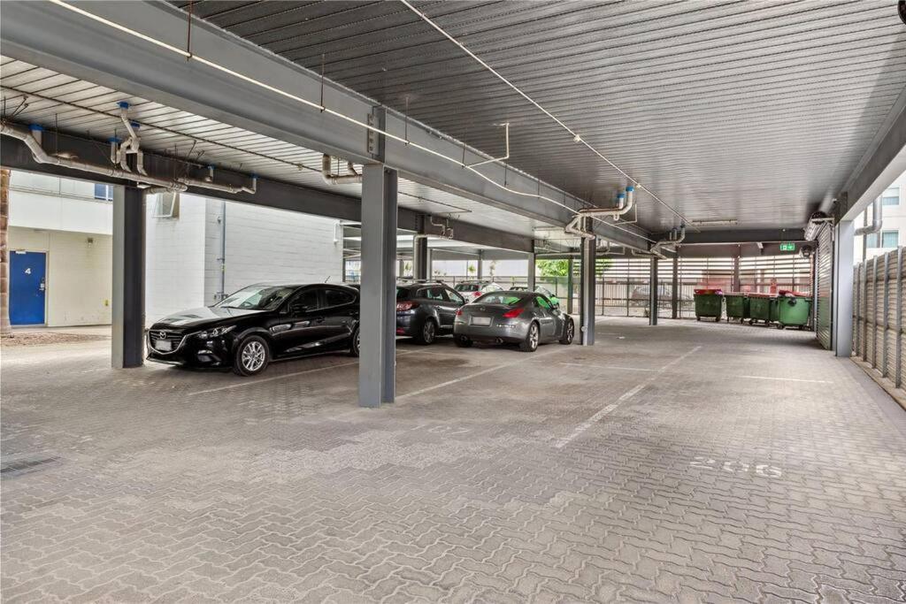 Mawson Red - Free Pool access -Onsite Parking-Netflix-5 mins to Mawson Interchange