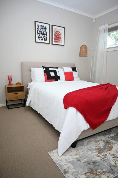Mawson Red - Free Pool access -Onsite Parking-Netflix-5 mins to Mawson Interchange