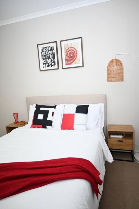 Mawson Red - Free Pool access -Onsite Parking-Netflix-5 mins to Mawson Interchange
