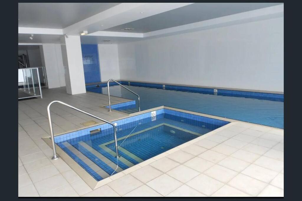 Mawson Red - Free Pool access -Onsite Parking-Netflix-5 mins to Mawson Interchange