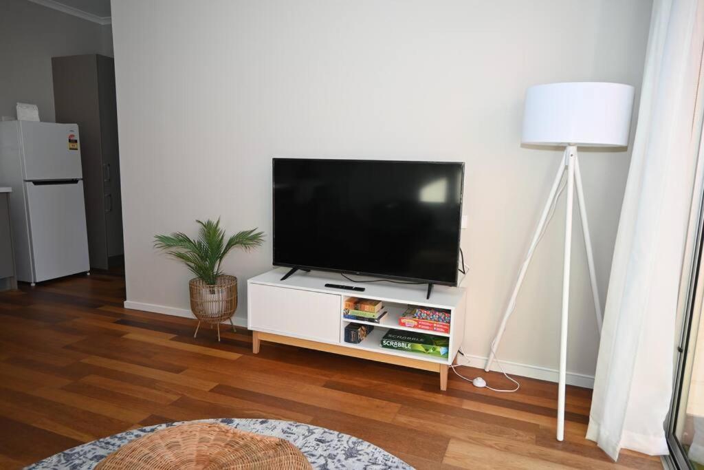 Mawson Red - Free Pool access -Onsite Parking-Netflix-5 mins to Mawson Interchange