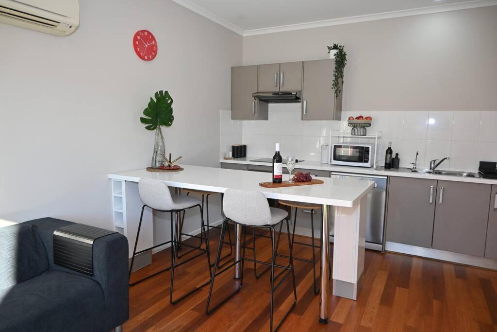 Mawson Red - Free Pool access -Onsite Parking-Netflix-5 mins to Mawson Interchange