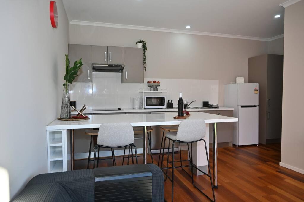 Mawson Red - Free Pool access -Onsite Parking-Netflix-5 mins to Mawson Interchange