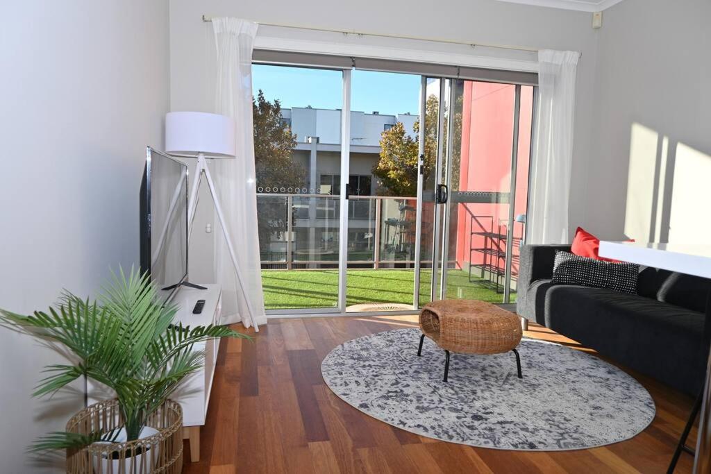 Mawson Red - Free Pool access -Onsite Parking-Netflix-5 mins to Mawson Interchange