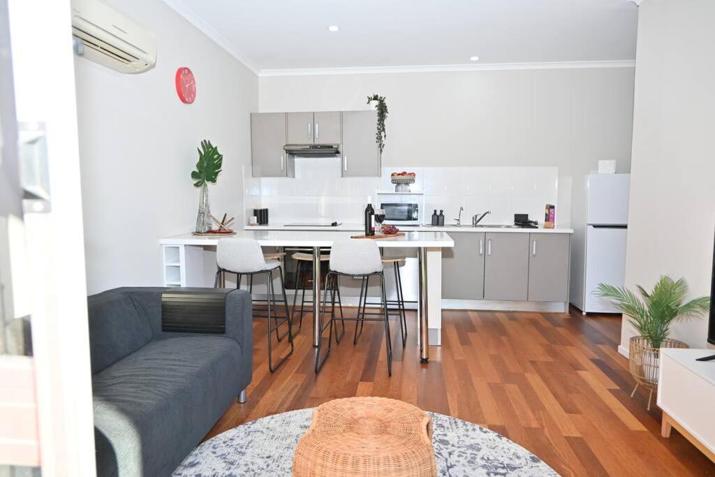 Mawson Red - Free Pool access -Onsite Parking-Netflix-5 mins to Mawson Interchange