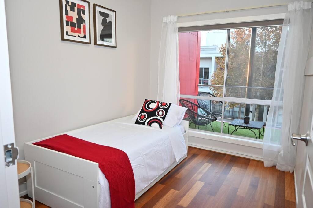 Mawson Red - Free Pool access -Onsite Parking-Netflix-5 mins to Mawson Interchange