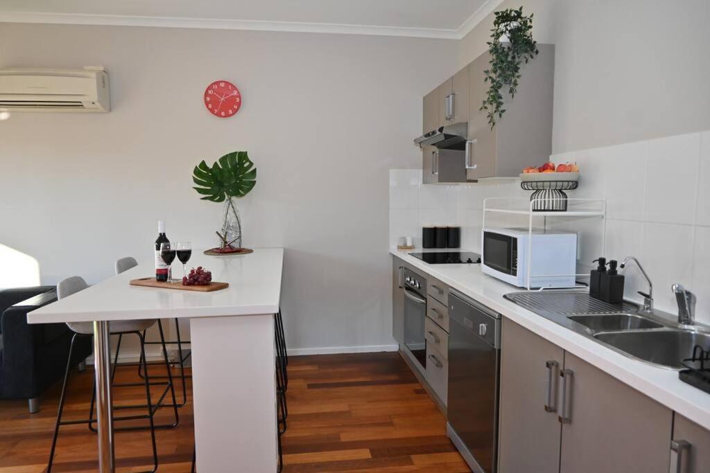 Mawson Red - Free Pool access -Onsite Parking-Netflix-5 mins to Mawson Interchange