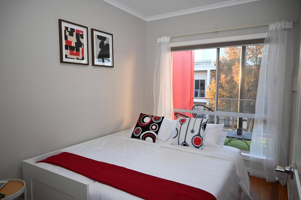 Mawson Red - Free Pool access -Onsite Parking-Netflix-5 mins to Mawson Interchange
