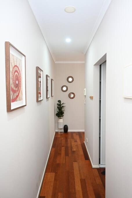 Mawson Red - Free Pool access -Onsite Parking-Netflix-5 mins to Mawson Interchange