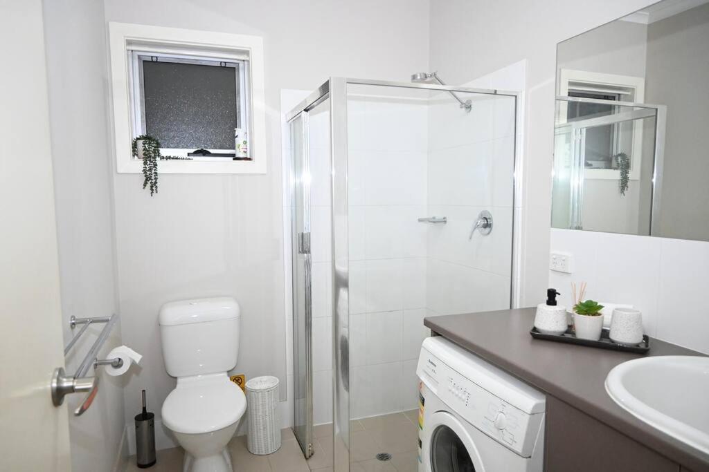 Mawson Red - Free Pool access -Onsite Parking-Netflix-5 mins to Mawson Interchange