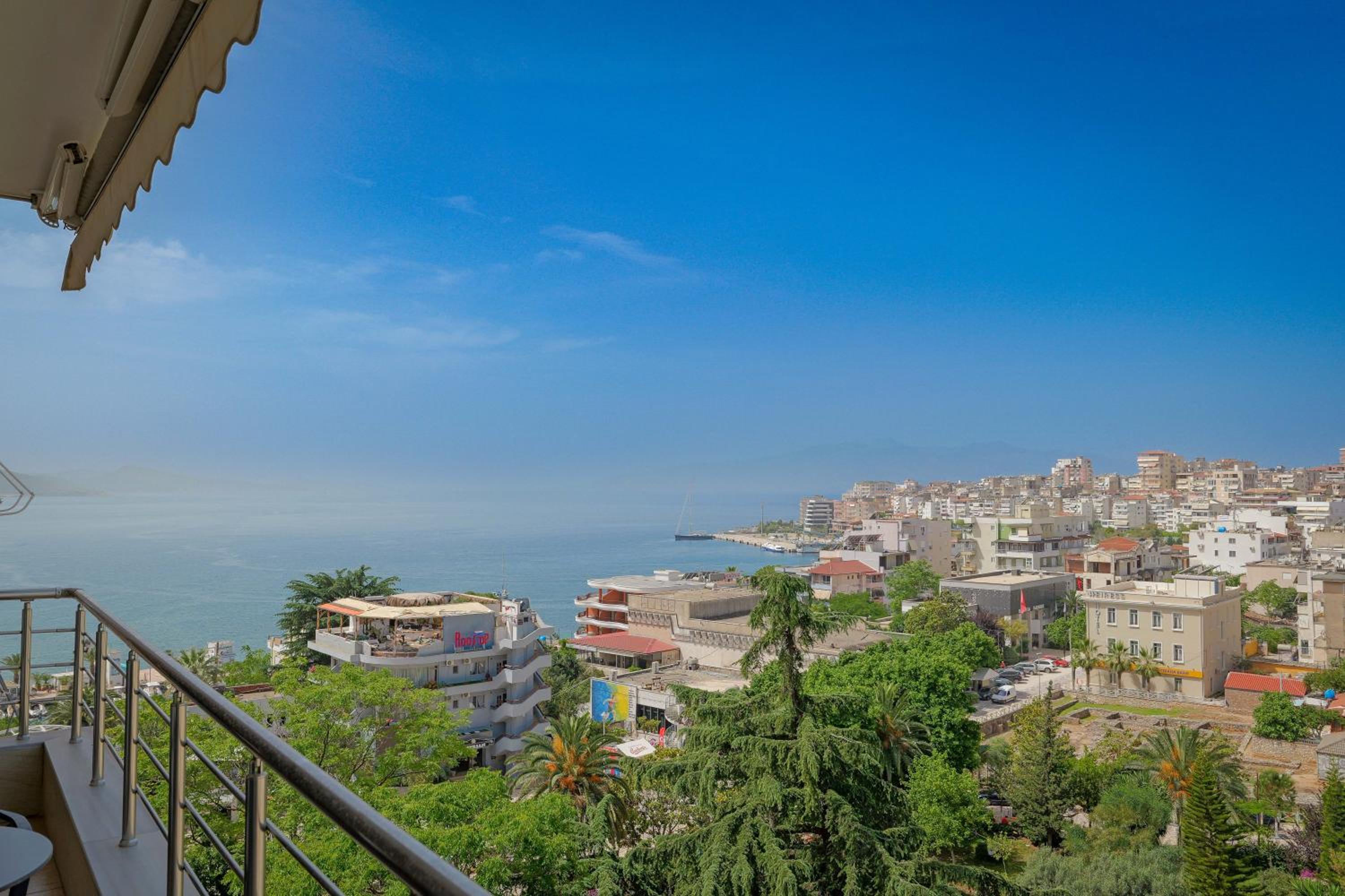 The View Luxury Apartment Center photo 3