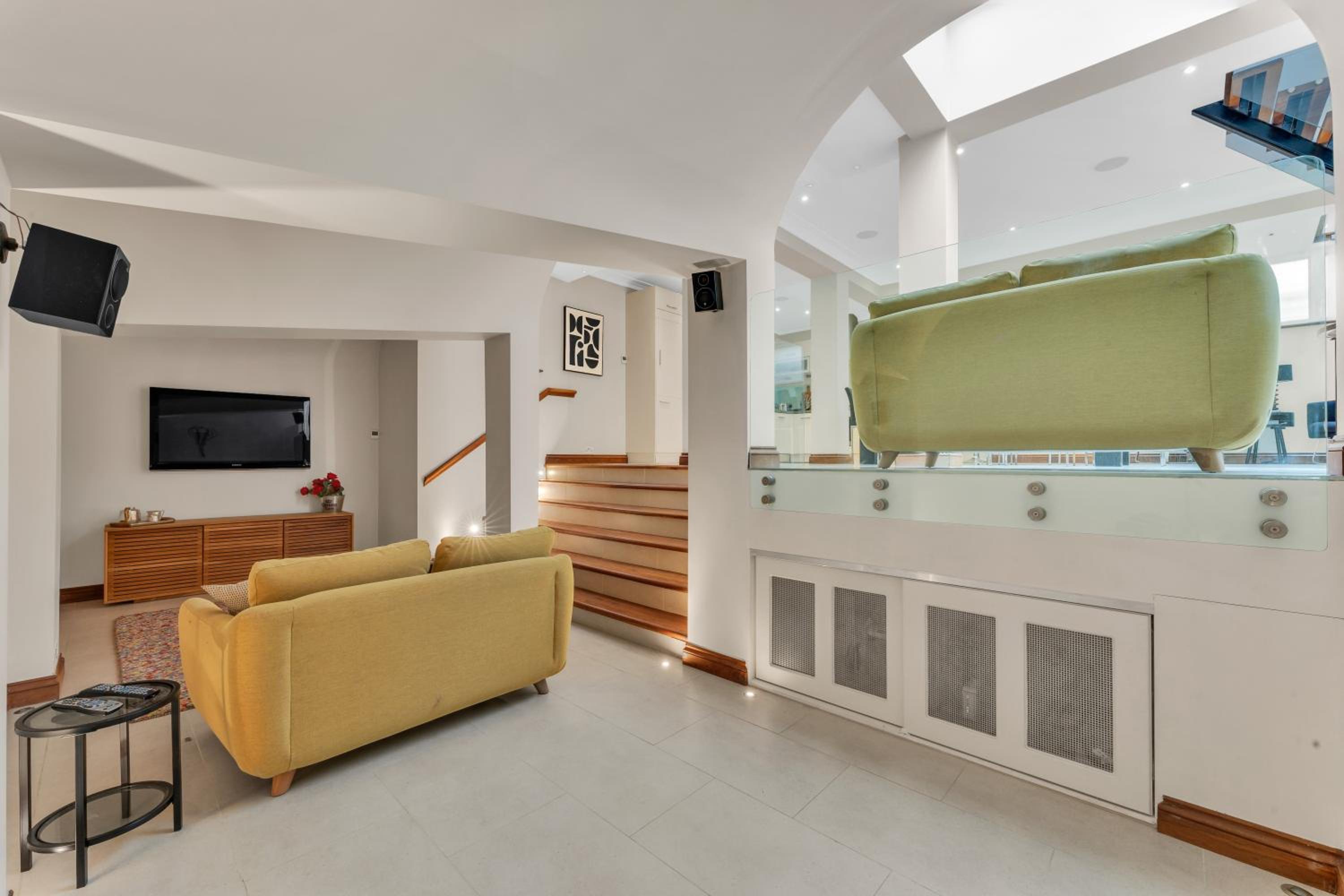 3-Bed Grand Triplex in Westminster